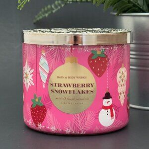 BBW Strawberry Snowflakes Bath & Body Works 3 Wick Candle